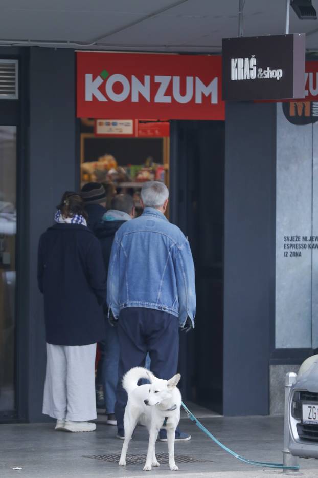 
Zagreb: Gužve na autobusnom kolodvoru ispred rijetko otvorenih dućana i pekarnica u gradu