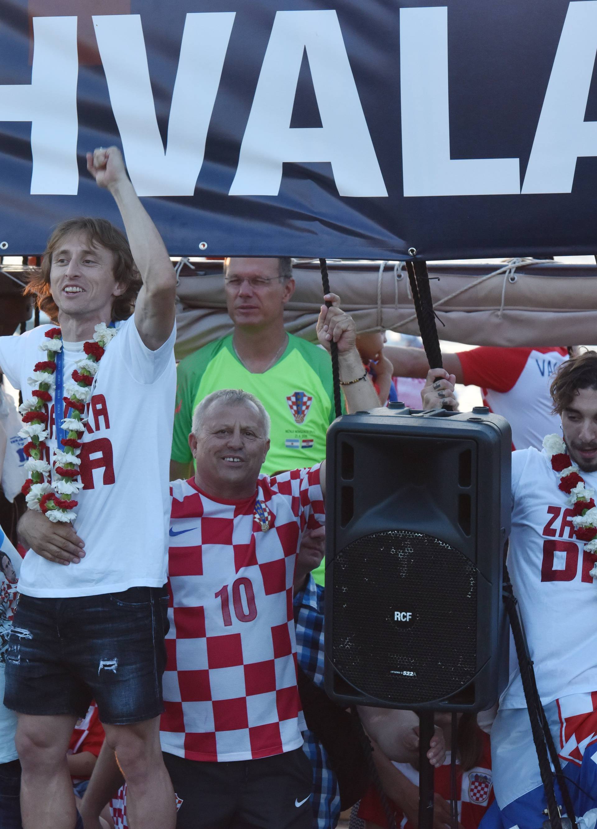 Kakva ludnica: Modrić, Vrsaljko i ekipa pjevali sa Zadranima...