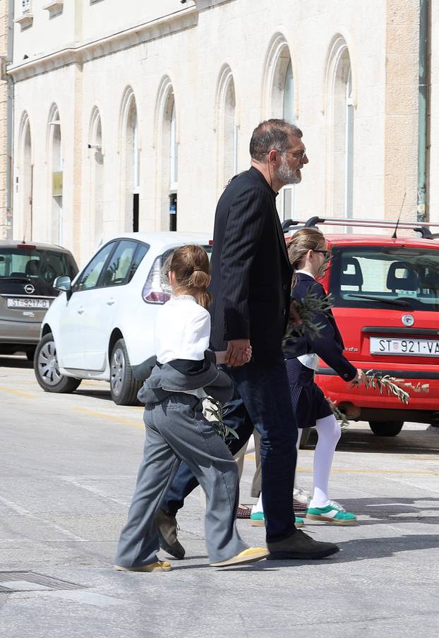 Split: Slaven Bilić s obitelji nakon mise na Cvijetnicu