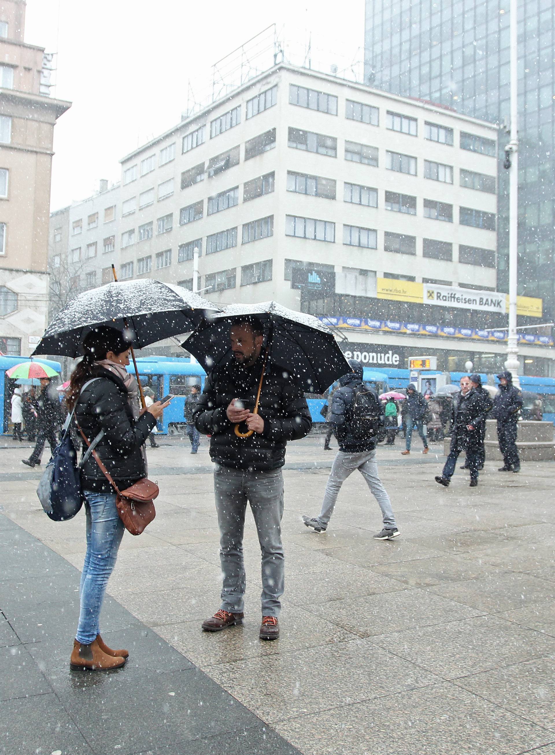 Kamion zapeo za nadvožnjak, tramvajima nestalo napona...