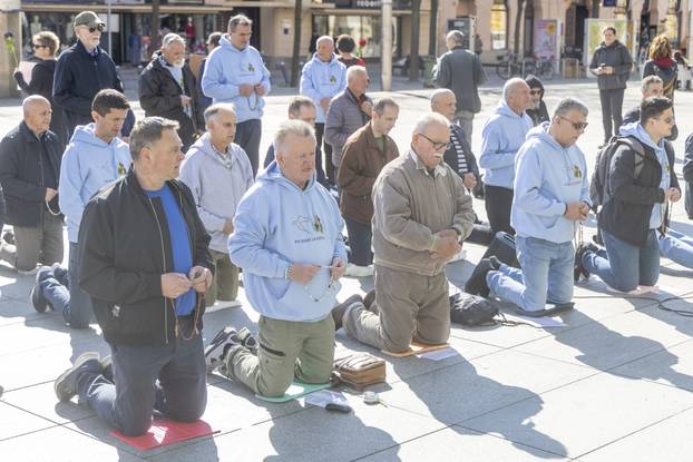 Osijek: Molitelji i protuprosvjednici okupili se ispred konkatedrale