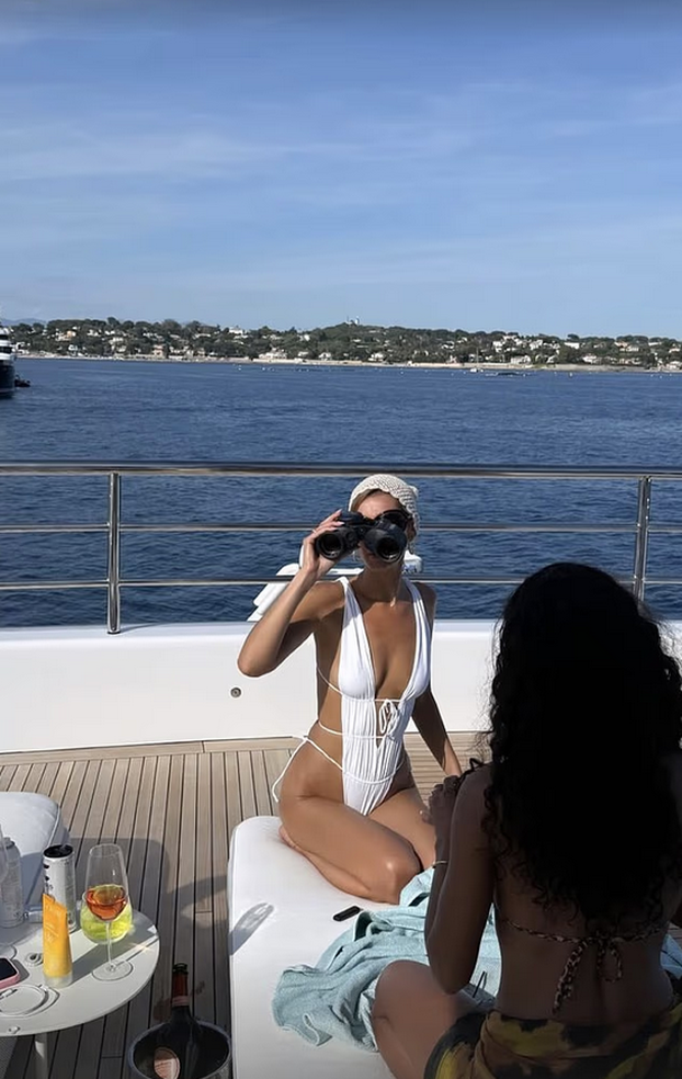 Sve joj se vidi! Bella u Cannesu pokazivala grudi, a na jahti je u mini tangicama otkrila guzu