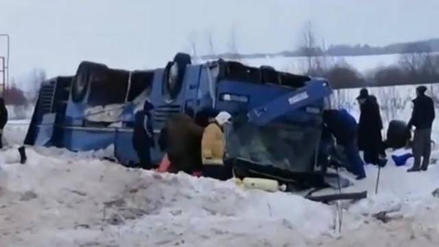 Bus sletio s ceste: Sedmero mrtvih, od čega četvero djece