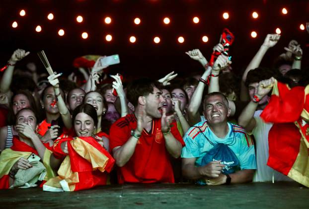 Španjolski navijači nakopn pobjede slavili na ulicama Splita 