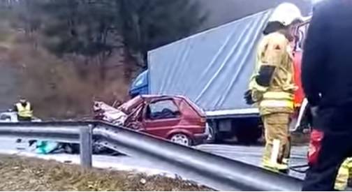 Teška nesreća u BiH: Rezali lim auta da izvuku troje ozlijeđenih