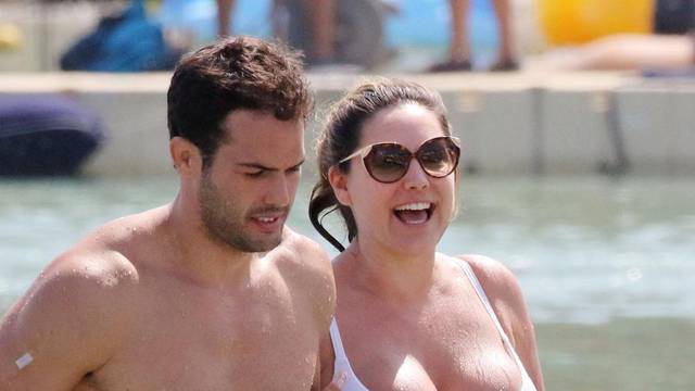 *PREMIUM-EXCLUSIVE* Kelly Brook and boyfriend Jeremy Parisi spotted spending their time at the beach while on vacation in Mykonos island.