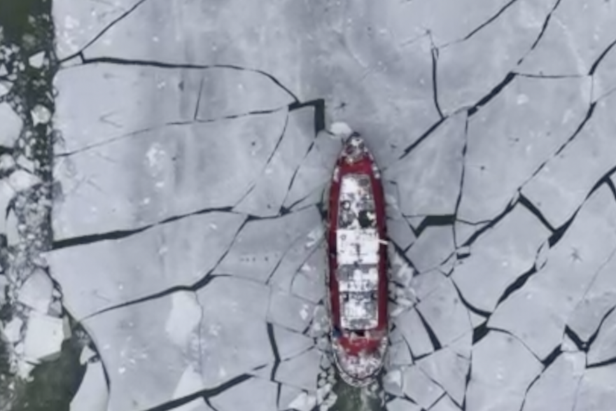 Brod plovi kroz zale&dstrok;eni Dunav