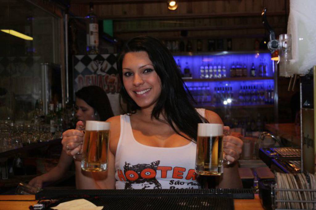 http://www.facebook.com/hootersbrasil