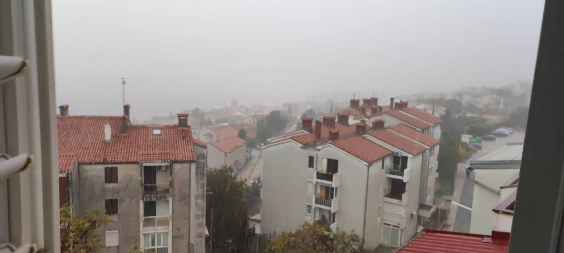 VIDEO Obilne kiše potopile Malinsku, Crikvenicu i Novi Vinodolski: 'Ceste su zatvorene'