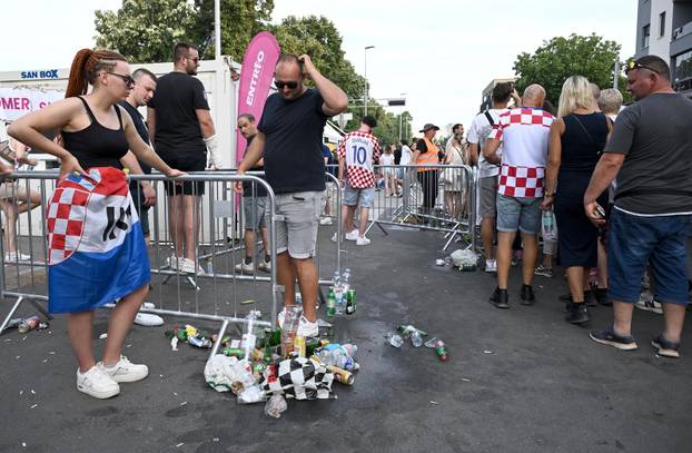 Zagreb: Stvaraju se ogromne gužve na samom ulazu na koncert Thompsoona