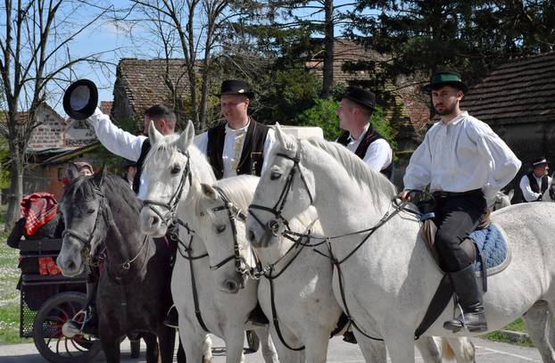 U Velikoj Kopanici održana manifestacija Uskrsno jahanje 