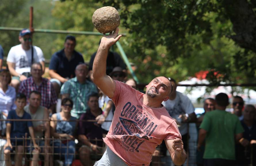 Pobjednik Medo pobjegao preko ograde, ljudi su bježali od njega