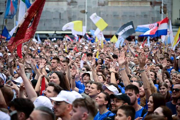 Zagreb: Dolazak hodočasnika Antunovskog hoda na Trg bana Josipa Jelačića