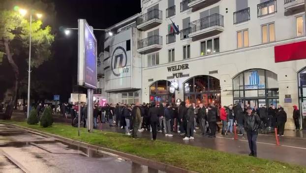 FOTO/VIDEO 'Opsadno stanje' u Podgorici. Sve vrvi od policije dok se naši navijači zabavljaju