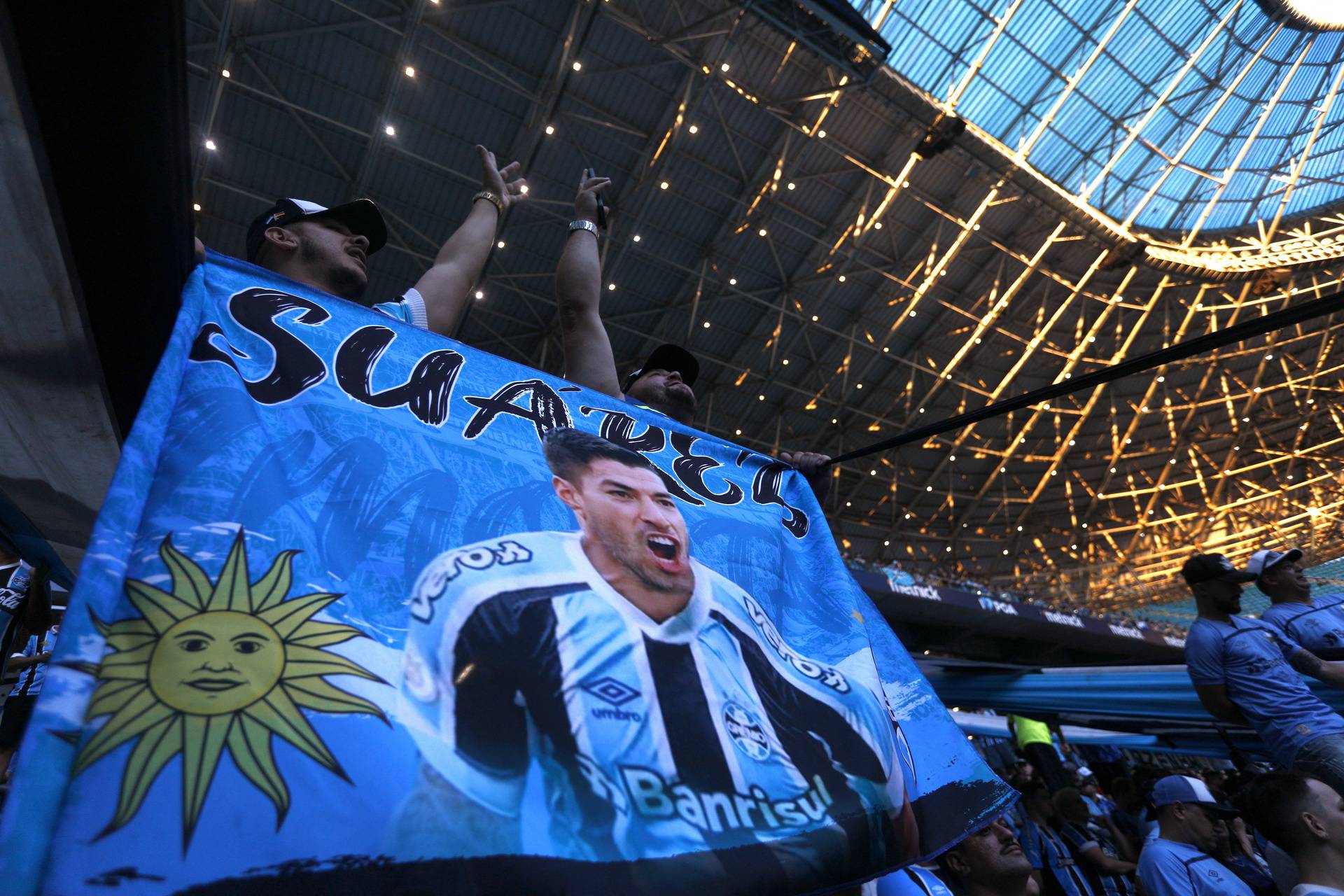 Gremio present new signing Luis Suarez