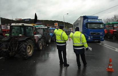 Grčki poljoprivrednici su traktorima blokirali ceste