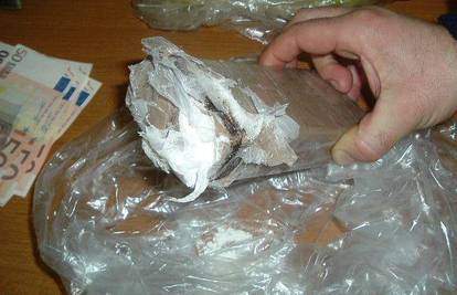 Policija u džipu u Lučkom pronašla dvije kile kokaina 