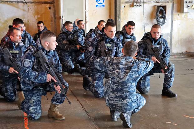 FOTO/VIDEO Evo kako budući hrvatski marinci uvježbavaju zračni desant: Ovo su kadrovi...
