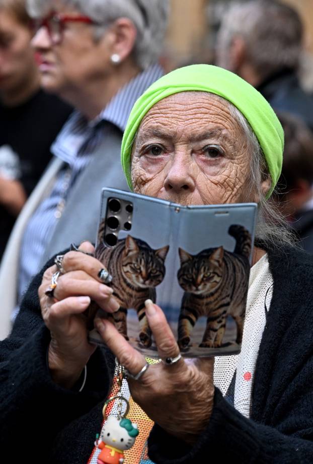 Zagreb: Brojni građani se okupili na Zrinjevcu u čast Halida Bešlića