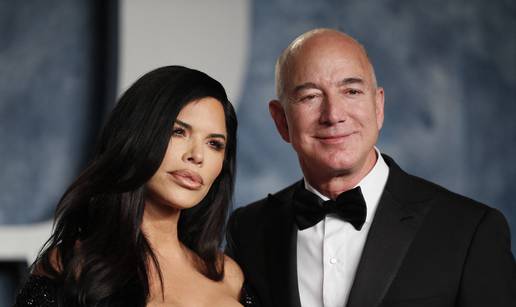 Jeff Bezos na crveni tepih došao s partnericom Lauren, a onda ga ona zasjenila svojim oblinama