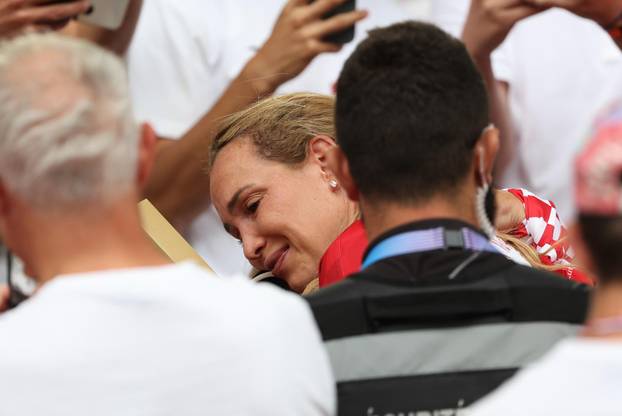Pariz: Donna Vekić u zagrljaju tate i mame nakon osvojenog Olimpijskog srebra