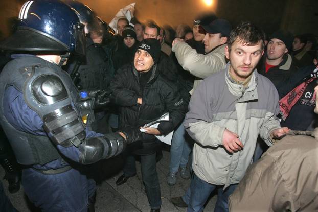 ARHIVA - Zagreb: Prosvjedi diljem zemlje zbog uhićenja Gotovine, razbijen i prozor na zgradi Vlade