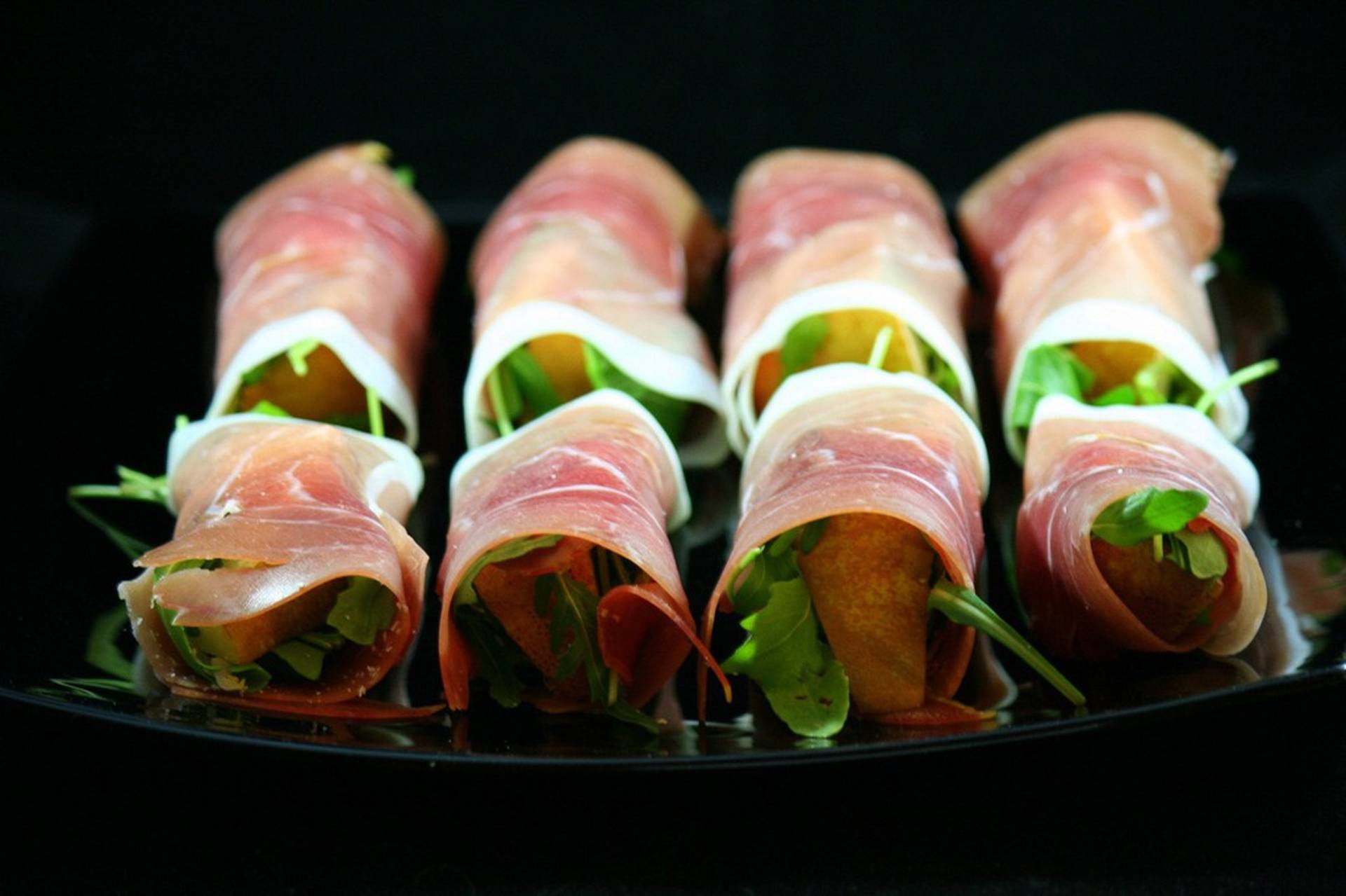 хамон рулетики. рулетики из пармской ветчины. рулетики из хамона. закуска из хамона. закуска из хамона.
