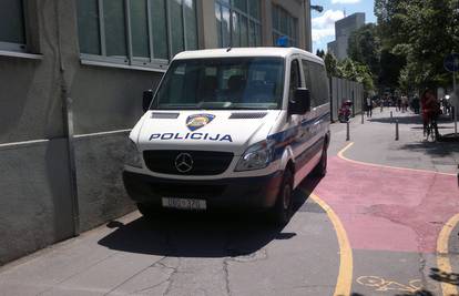 Policija kažnjava bicikliste, a parkira im se na njihove staze