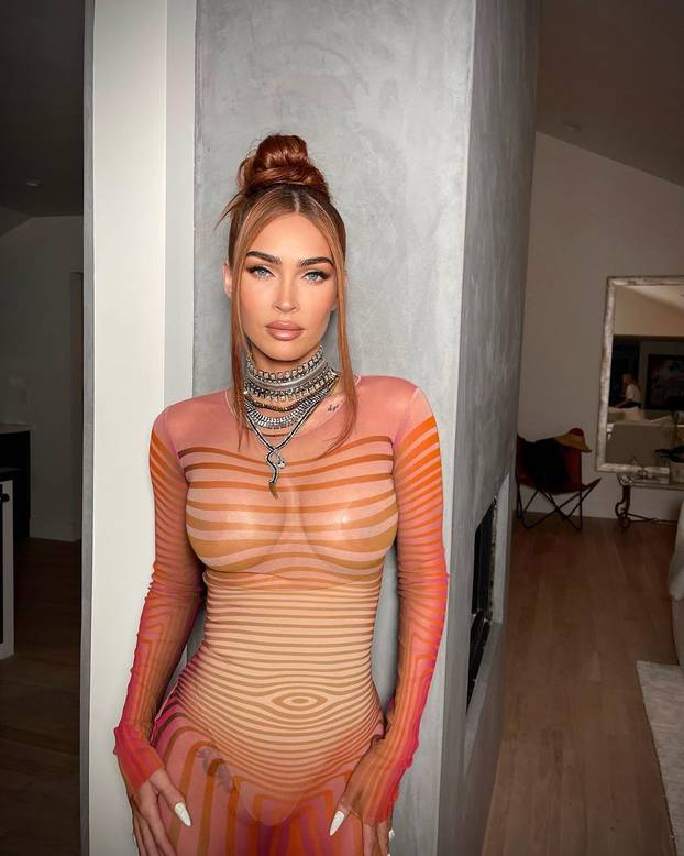 FOTO Megan Fox bez grudnjaka, u tangicama i halterima! Ovo su njezina najizazovnija izdanja