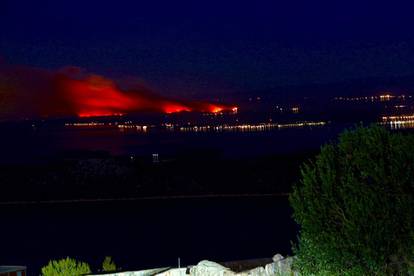 FOTO Teška noć na terenu u Zatonu: Vatrogasci i dalje gase, požar se vidi sve do Primoštena