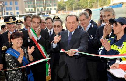 S. Berlusconi sa žrtvama potresa slavio rođendan