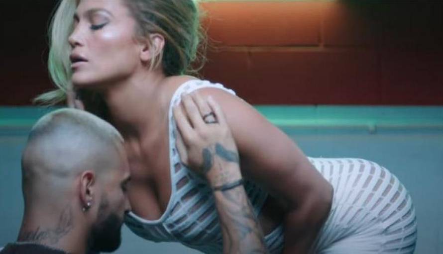 Zapalila internet: J.Lo servirala grudi 25 godina mlađem kolegi