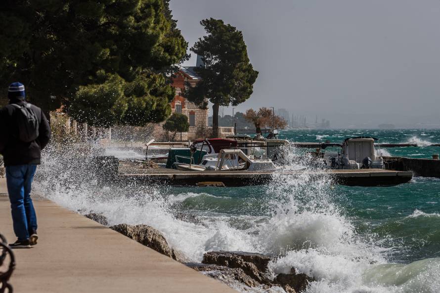 Kaštel Stari: Olujno jugo zapuhalo je danas na Jadranu te uz saharski pjesak vidljivost je smanjena