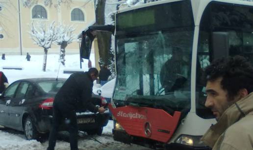 Propuštao bus pa ralicom išao unatrag i udario u drugi bus