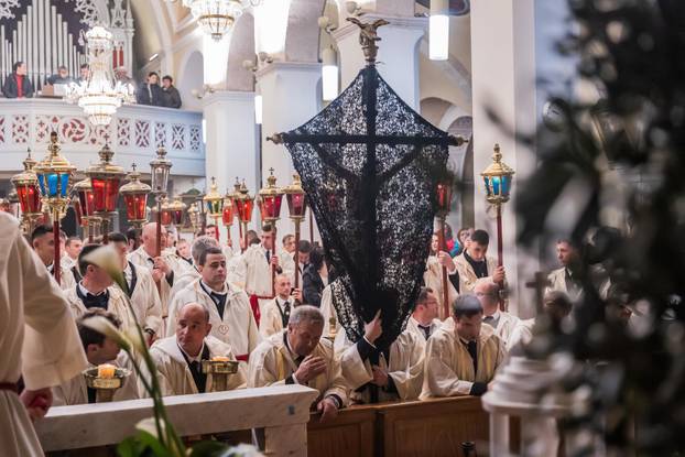 Jelsa: Ispraćaj jelšanskog križa i početak procesije "Za križen"
