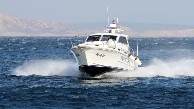 Senj: Policajci pomorske policije uz policijski brod u luci i na zadatku