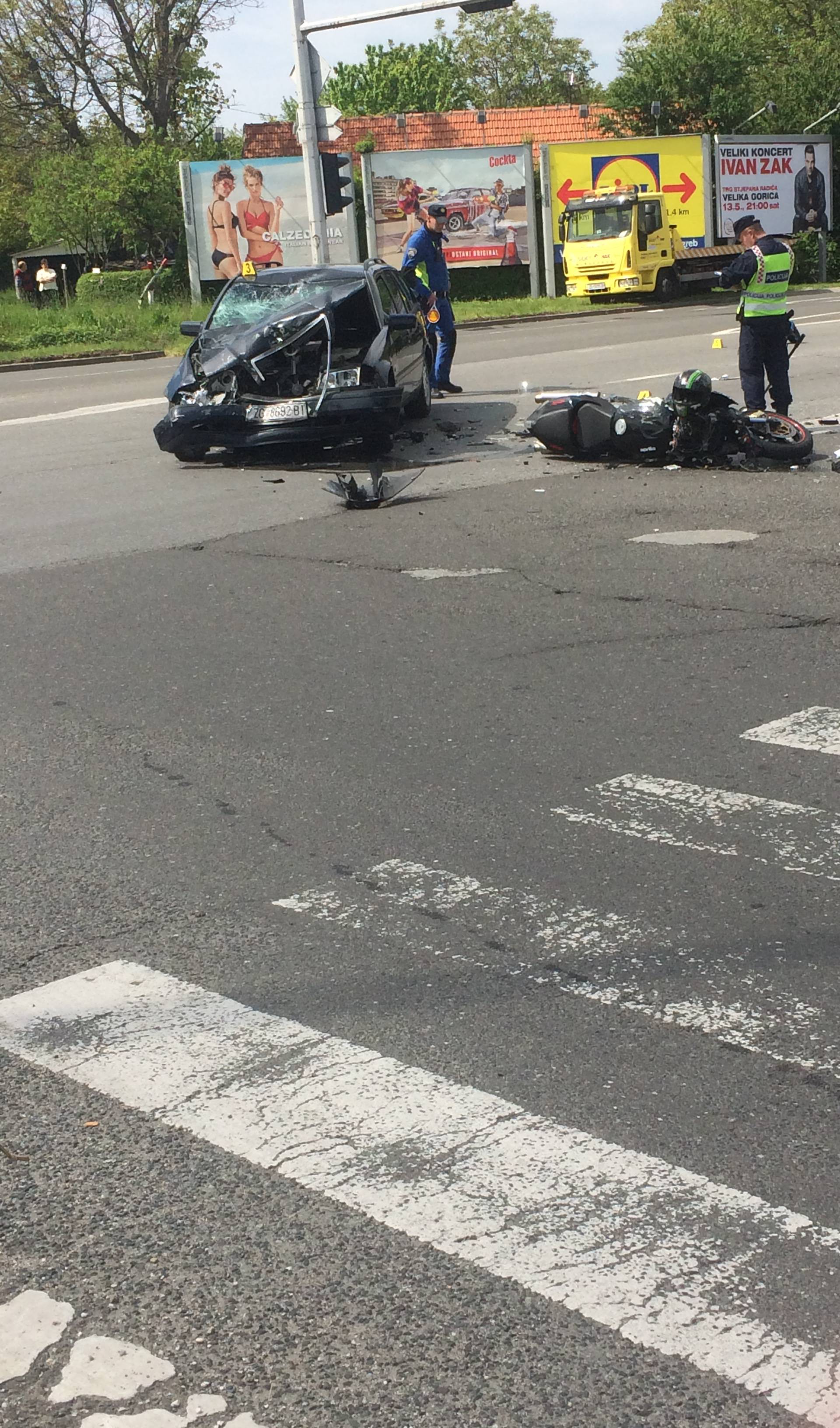 Troje ozlijeđenih u sudaru auta i motocikla prevezli u bolnice