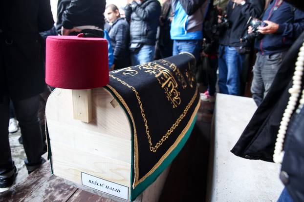 Sarajevo: Dženaza za Halida Bešlića u Gazi Husrev-begovoj džamiji