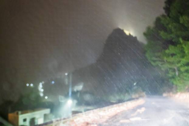 Pogled na Split i Tvrđavu Klis pred nevrijeme