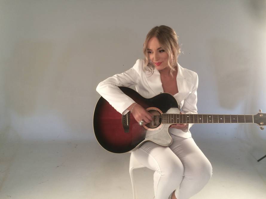 'Neka tajna veza': Zapjevala je u čast Jadranke Stojaković...