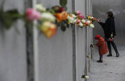 Ruže i baloni za sve žrtve koje su pokušale bježati preko zida