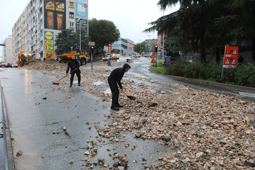 Rijeka: Zemja i kamenje na cesti u Vukovarskoj ulici