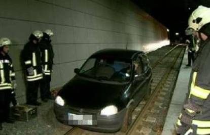 Opelom je zalutao u tunel podzemne željeznice i stao