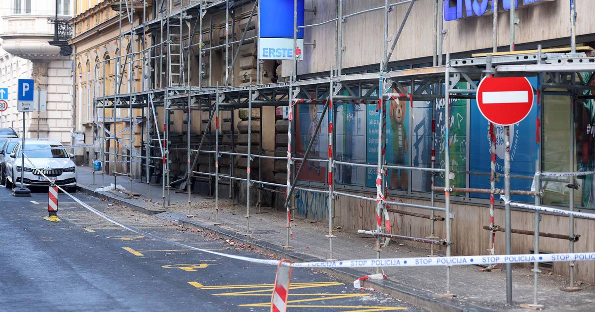 Building Debris Falls in Zagreb, Prompting Police to Cordon Off Area