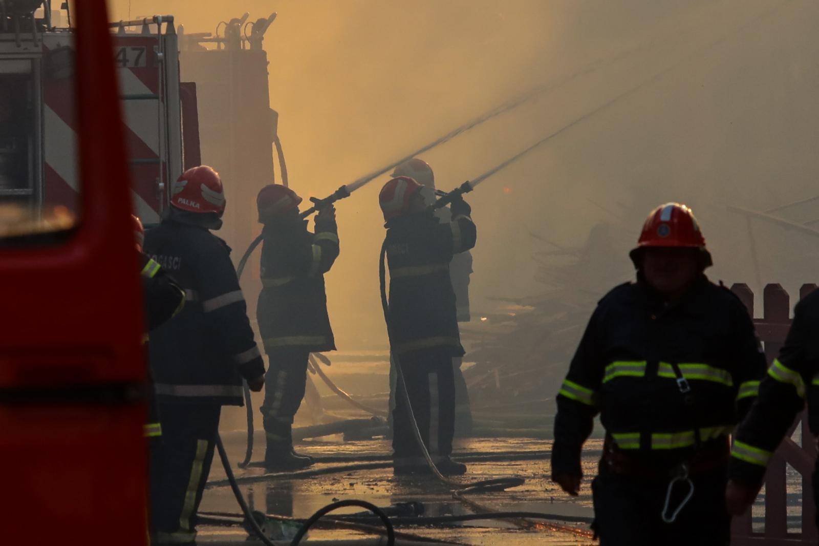 Veliki požar izbio u tvornici stolarije i drvne prerade u Valpovu
