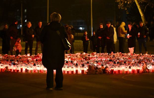 Zagreb: Građani i dalje obilaze osnovnu školu kako bi upalili svijeće na školskom igralištu