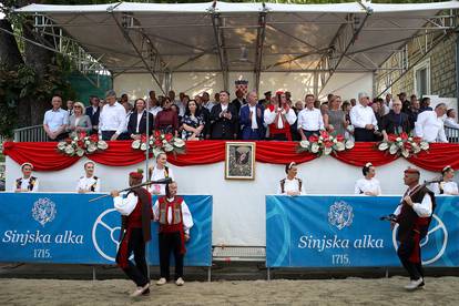 FOTO Sinjska alka okupila je poznata lica: Stigli Milanović i supruga Sanja, Jandroković...