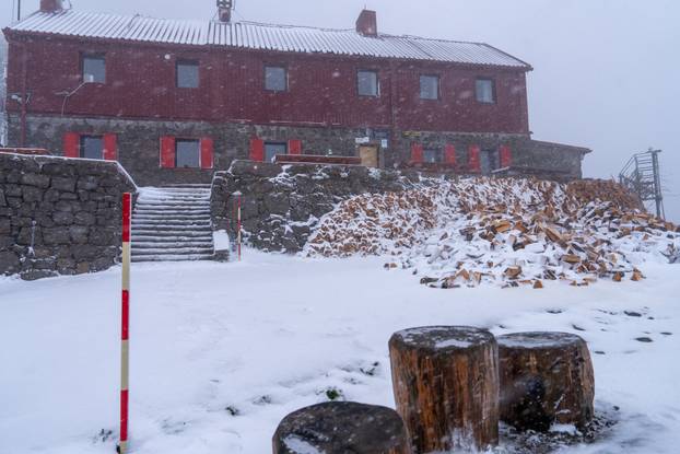 Zavižan: Snijeg pao u Nacionalnom parku Sjeverni Velebit