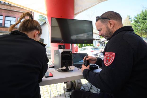 Zagreb: Demonstracija suradnje vatrogasne postrojbe i robotskog psa Unitree Go2 