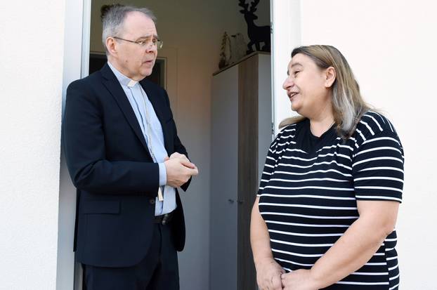 Petrinja: Ministar Bačić obišao tri obitelji koijim su izgrađene zamjenske kuće